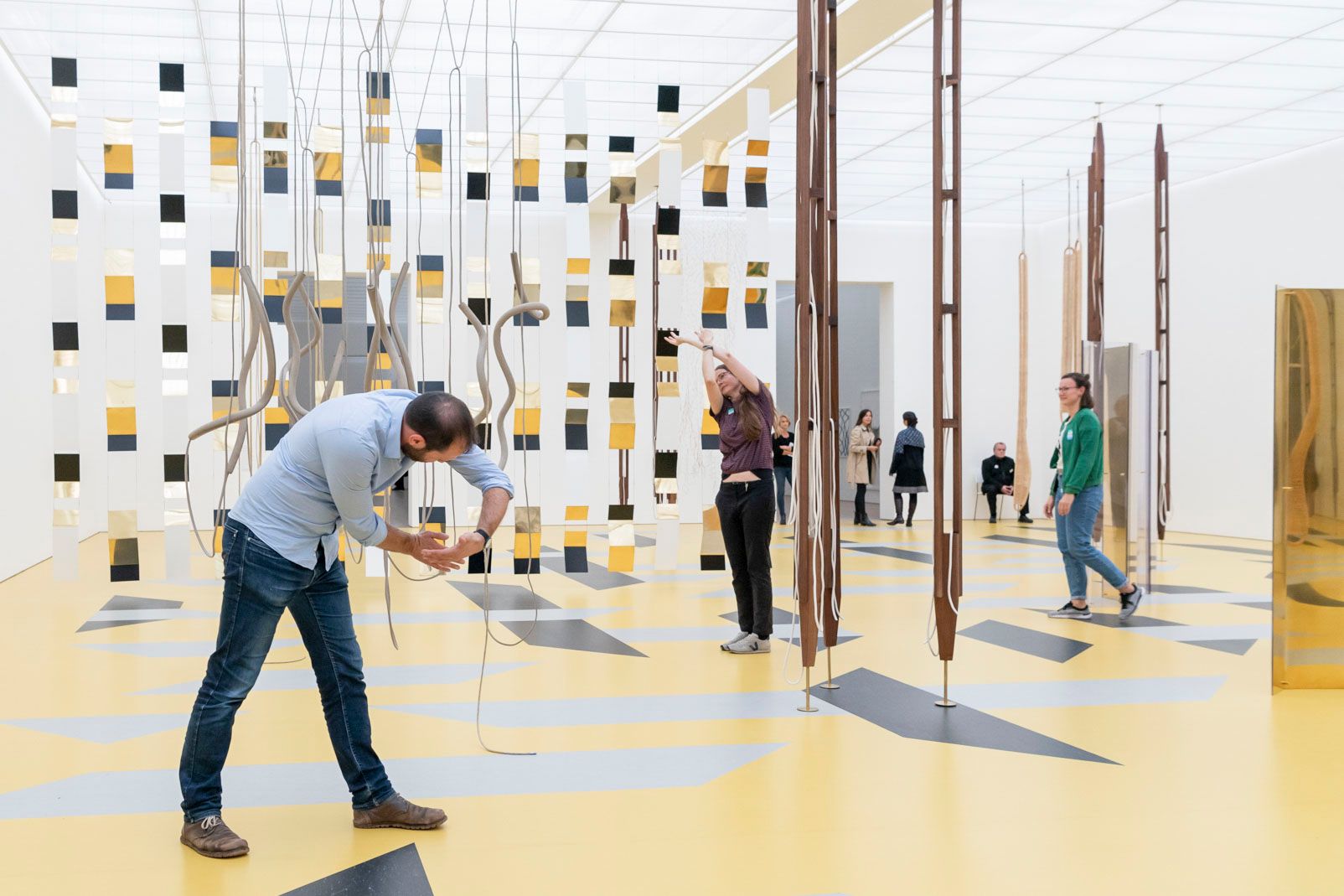 Les visiteurs interagissent avec l'art dans une salle d'exposition de la Fondation Beyeler.